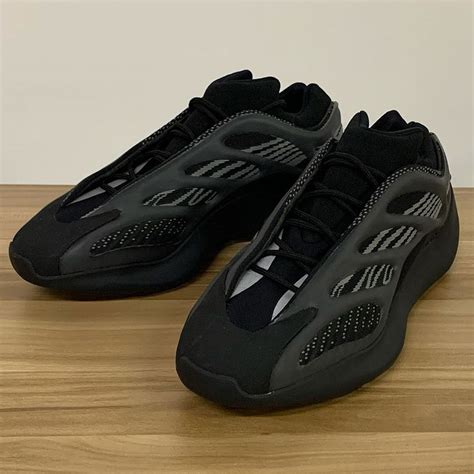 Mens yeezys 700 - The adidas Yeezy 700 V3 “Safflower” is a Fall 2020 release of the futuristic Yeezy silhouette. The evolutionary Yeezy 700 V3 is part of Kanye West’s signature shoe line with adidas. It is the third Yeezy 700, and the first model to remove adidas’s Boost cushioning from its design. The sock-like Primeknit upper displays contrasting ...